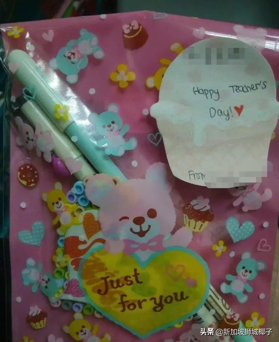 今天，看到新加坡老师收的礼物，家长集体沉默了...