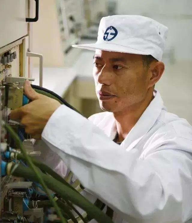 以无名铸威名，长剑问天背后的英雄……