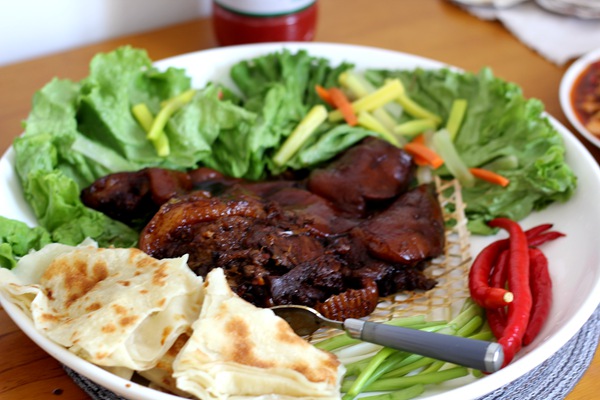 炖猪头的料汁,陈醋焖猪头肉