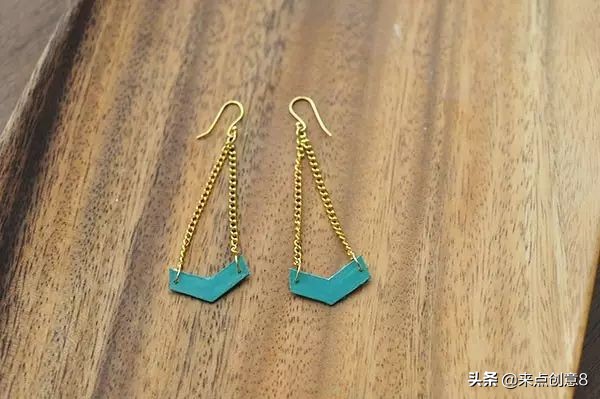 用废弃银行卡、会员卡制作时尚的耳环做法教程