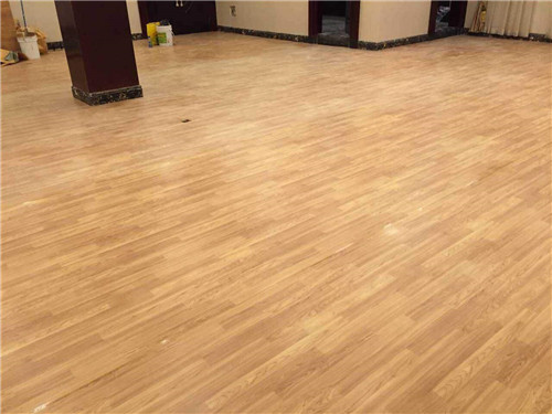 地板上的胶如何清理?有什么方法能快速去除地板胶?