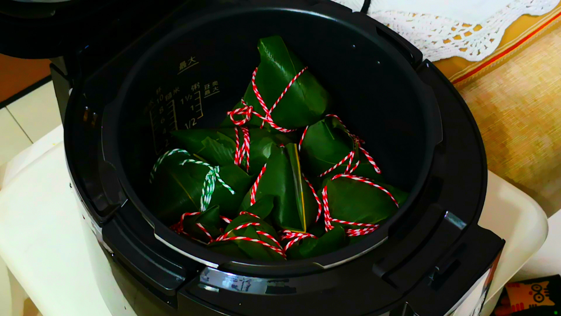 包肉粽子时，最忌泡完米直接就包，多加1步，粽子更香更好吃