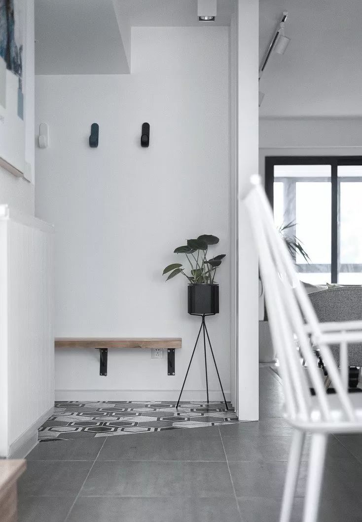 入户门正对洗漱台隔断,洗漱台正对过道