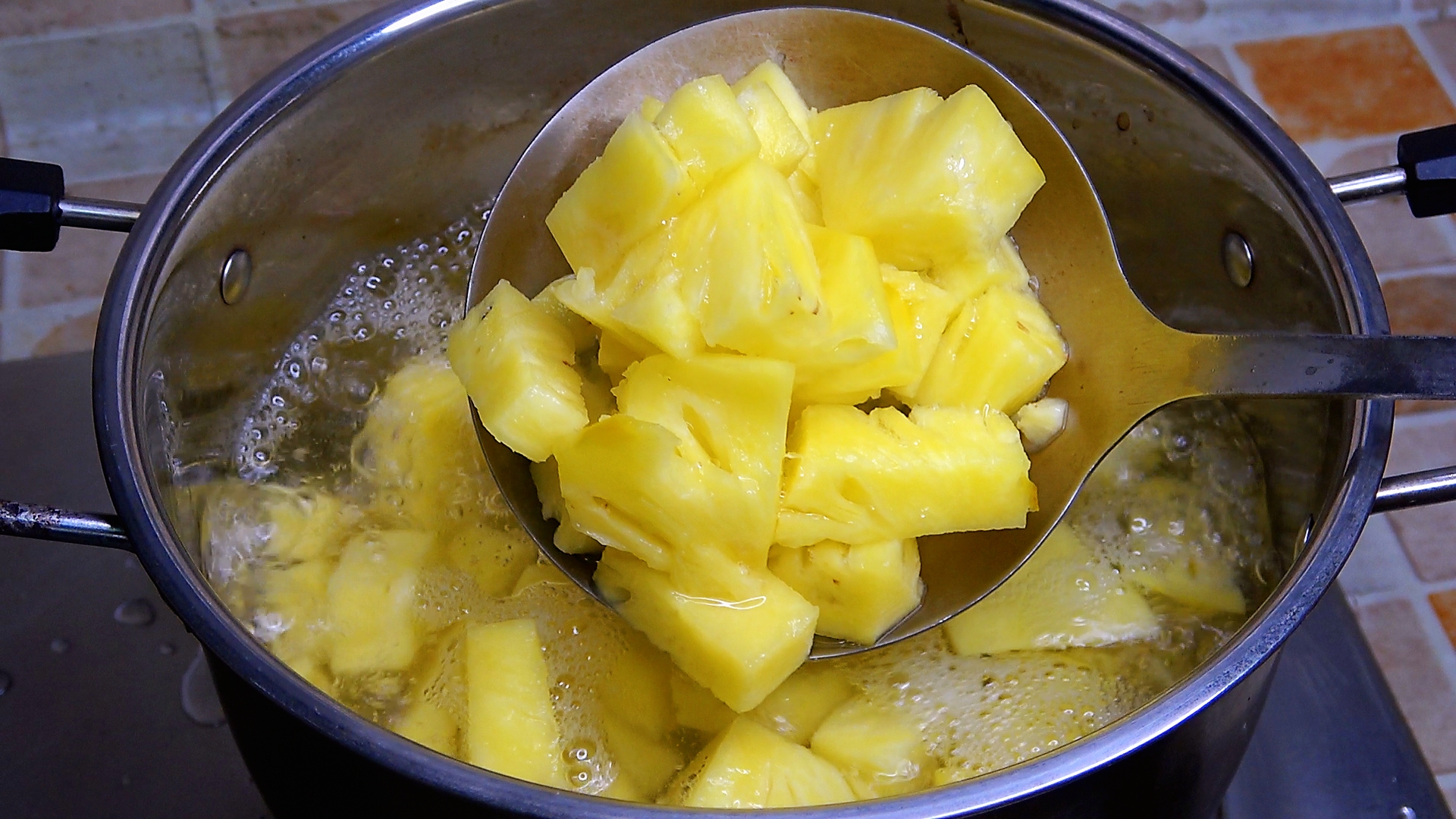 菠萝怎么用盐水泡几分钟才好吃,菠萝是不是用盐水泡一下比较好吃