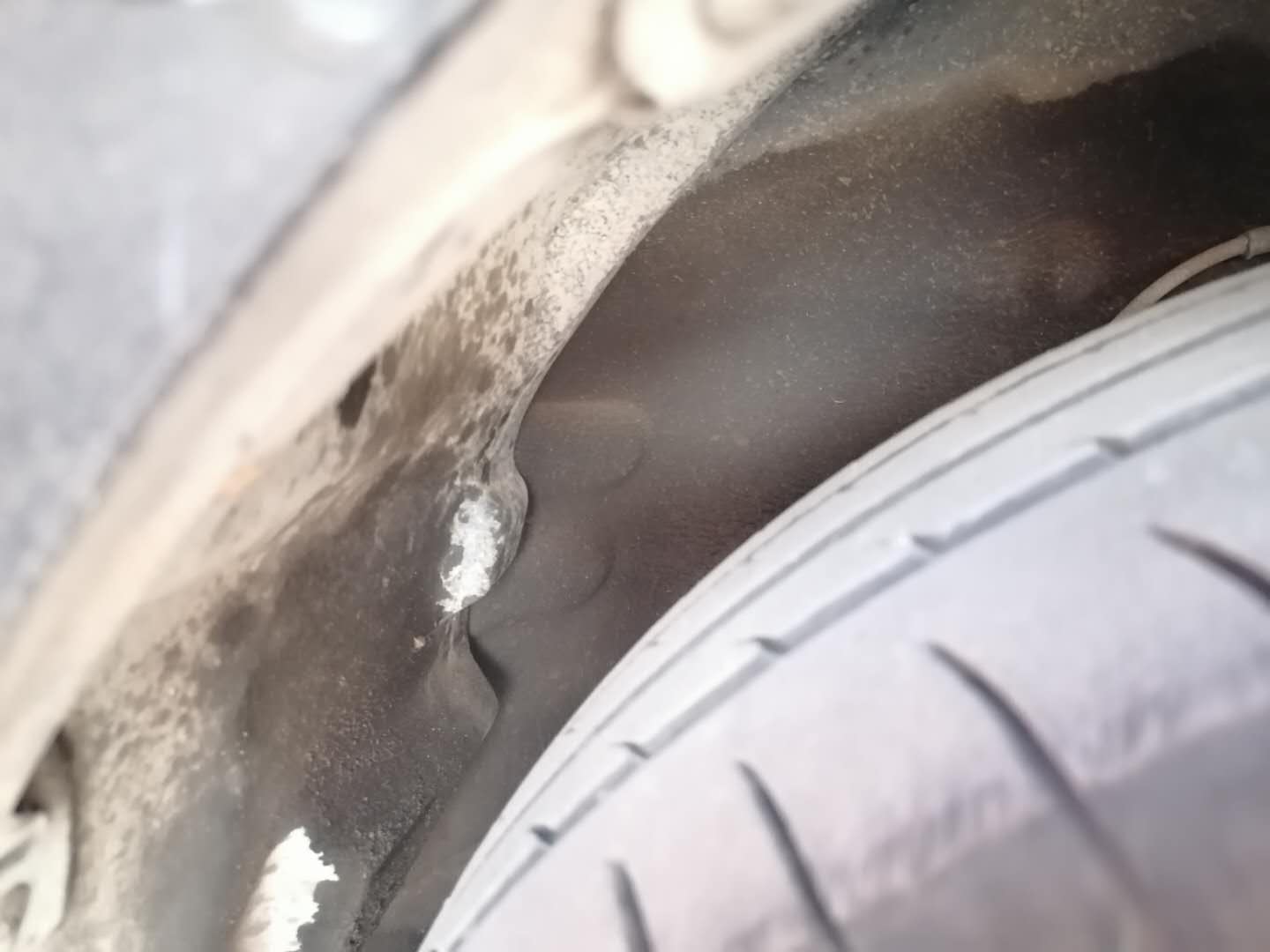 发动机漏油损伤皮带,发动机皮带断裂堵塞油底壳