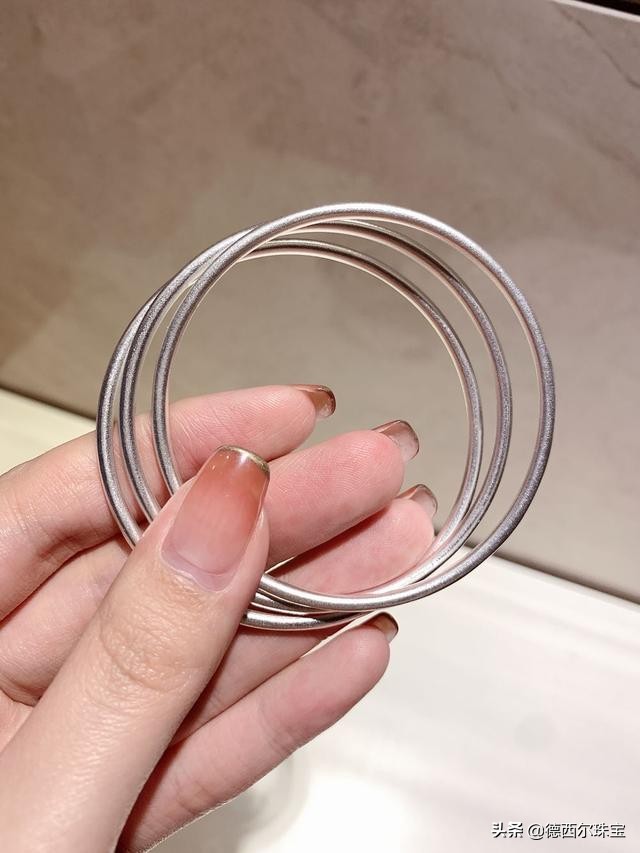 银首饰变黑了是什么原因 (银首饰变黑是怎么回事啊)