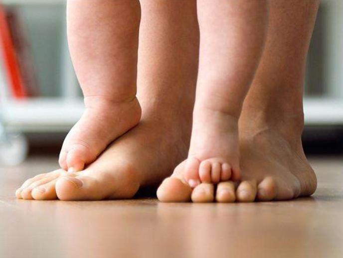 小孩弯曲腿到什么位置长高个,孩子腿部出现青筋