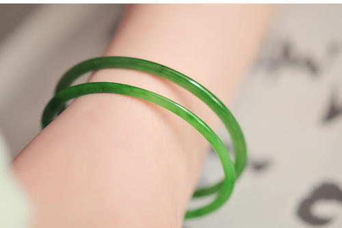 手腕大的女孩怎么选黄金手镯,女性如何选择自己的翡翠手镯