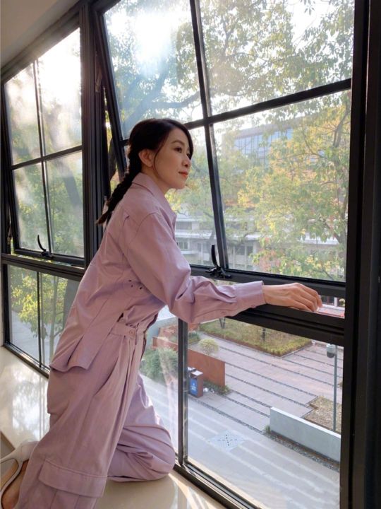 佘诗曼穿好看的灰色衣服裙子,佘诗曼风衣