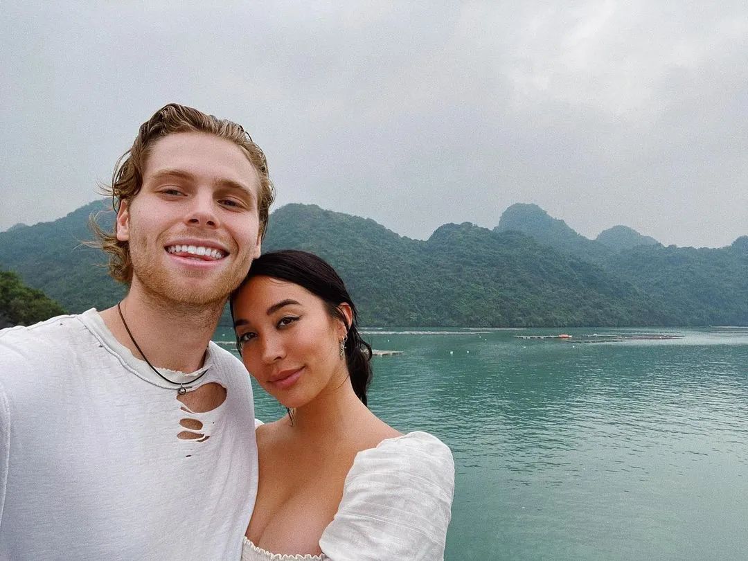 澳大利亚男歌手跟越美混血女星求婚成功