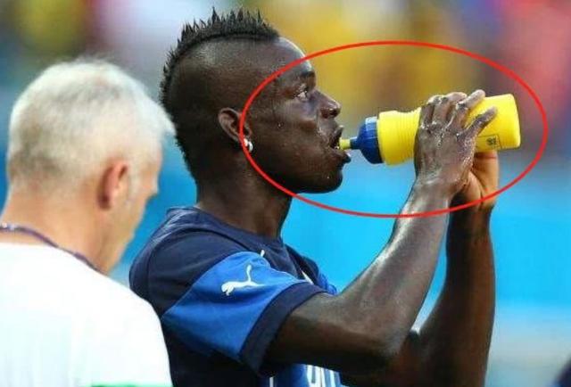 足球运动员运动饮料,为什么足球运动员饮料瓶要喷一下