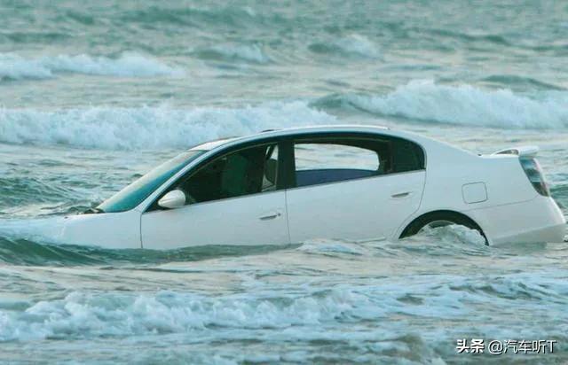 开车时窗户开着掉水里怎么自救,开车掉进水里怎么逃生