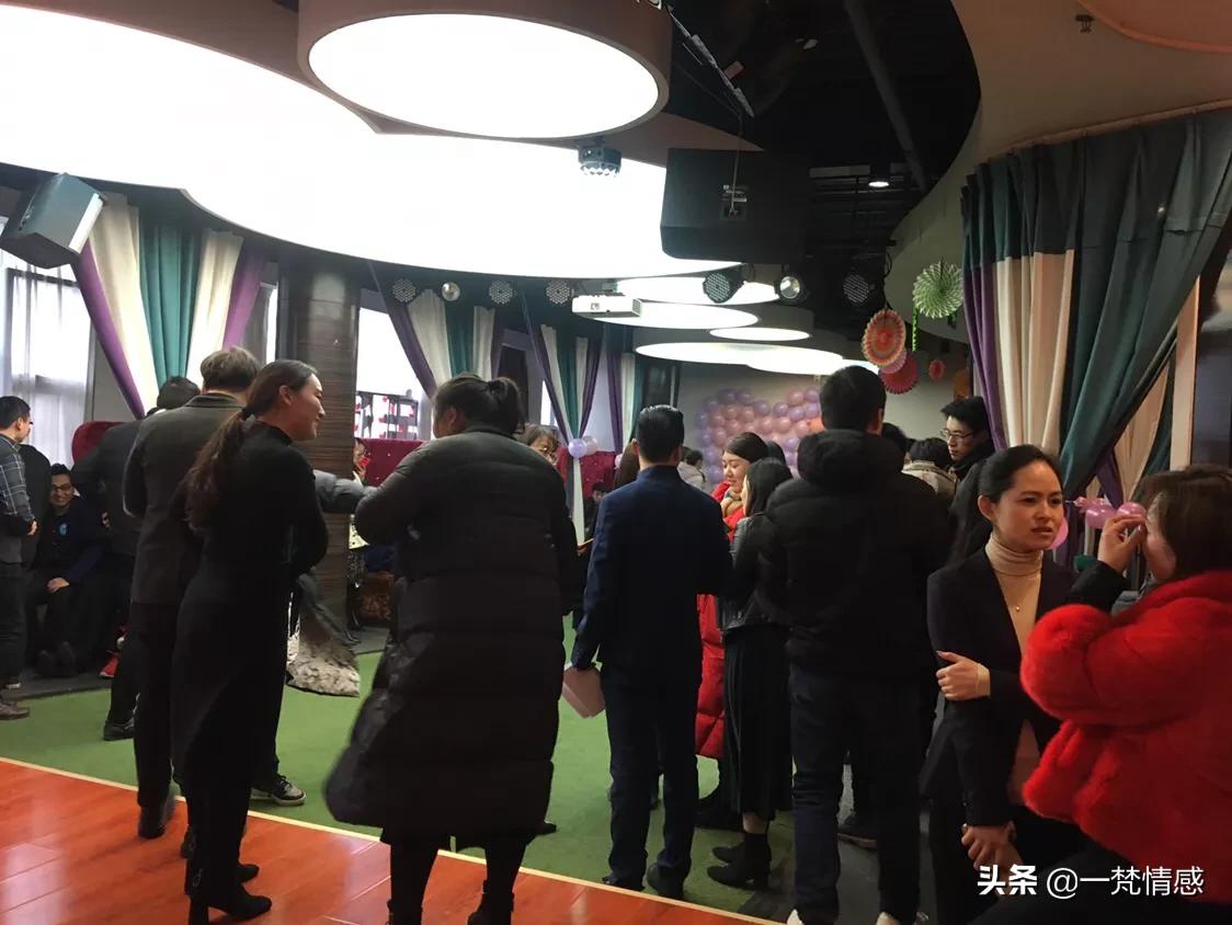 相亲加了微信聊了4天见面怎么聊,第一次相亲有长辈在场见面聊什么