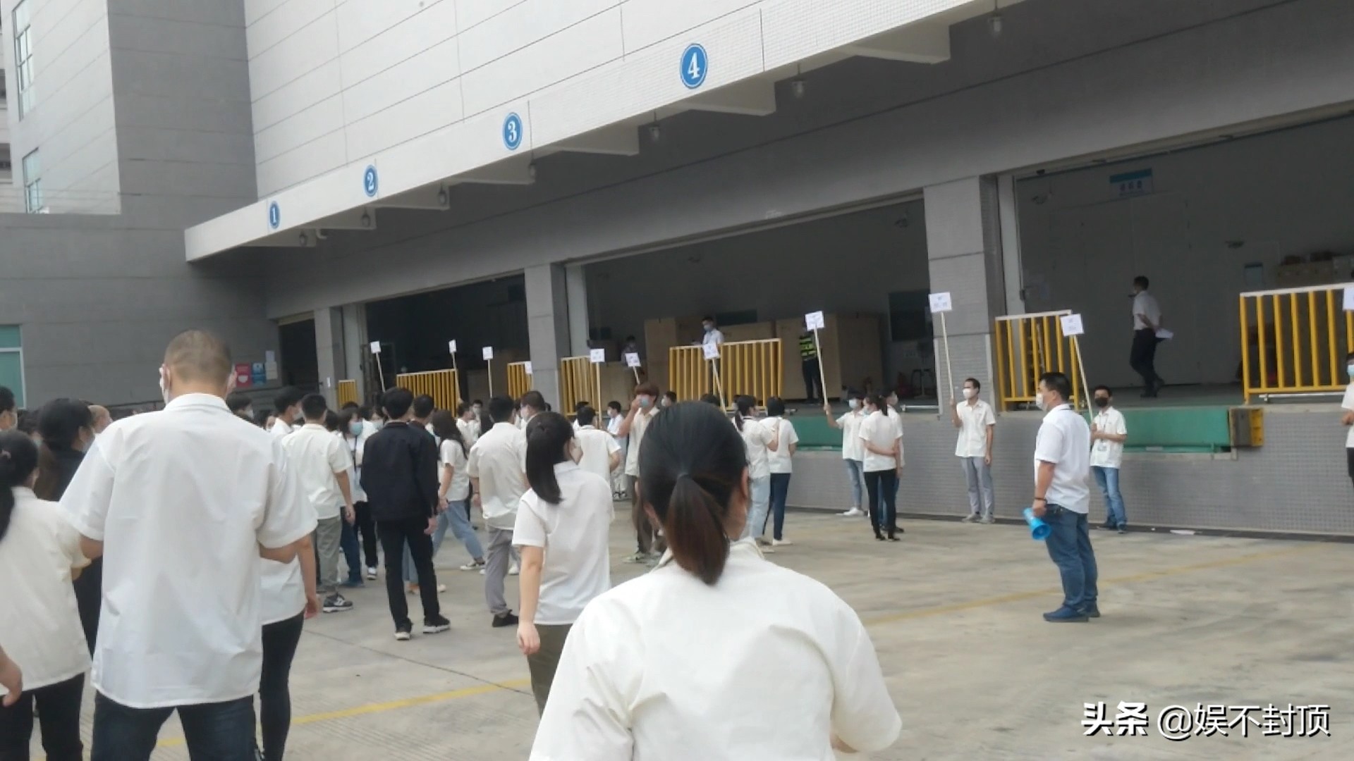 东莞27000人的电子厂，员工还上着班，全部都被叫出去集合了