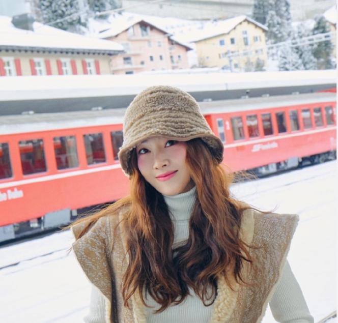 郑秀妍的精致*服私**,高领毛衫+设计感上衣贵气满满,漫步优雅瑞士