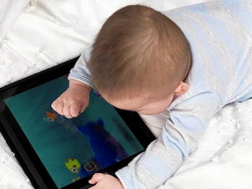 宝宝不会走路的时候，就会用平板了，宝妈宝爸们一定要注意了！