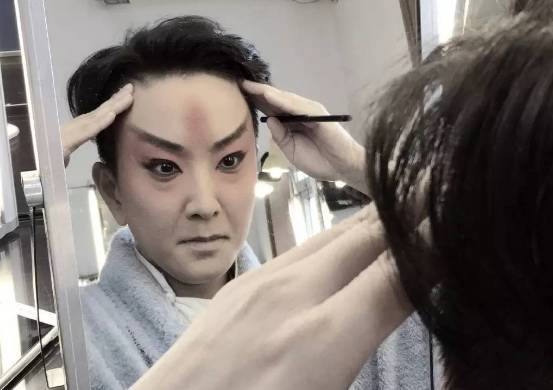 一个只争第一的姑娘,在台上扮男人却成了“头牌”