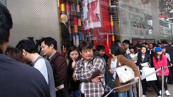 奢侈品在中国销量锐减,奢侈品为什么越卖不出去越涨价