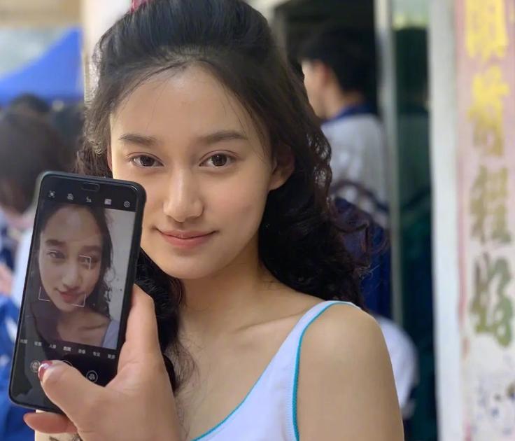 “北电第一”夏梦被疑颜值，看见她小时候的照片，喷子没话说了吧