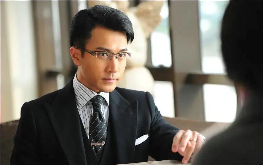 行走的荷尔蒙,这6位越老越有味,大胡茬克制又霸道,气质太绝了