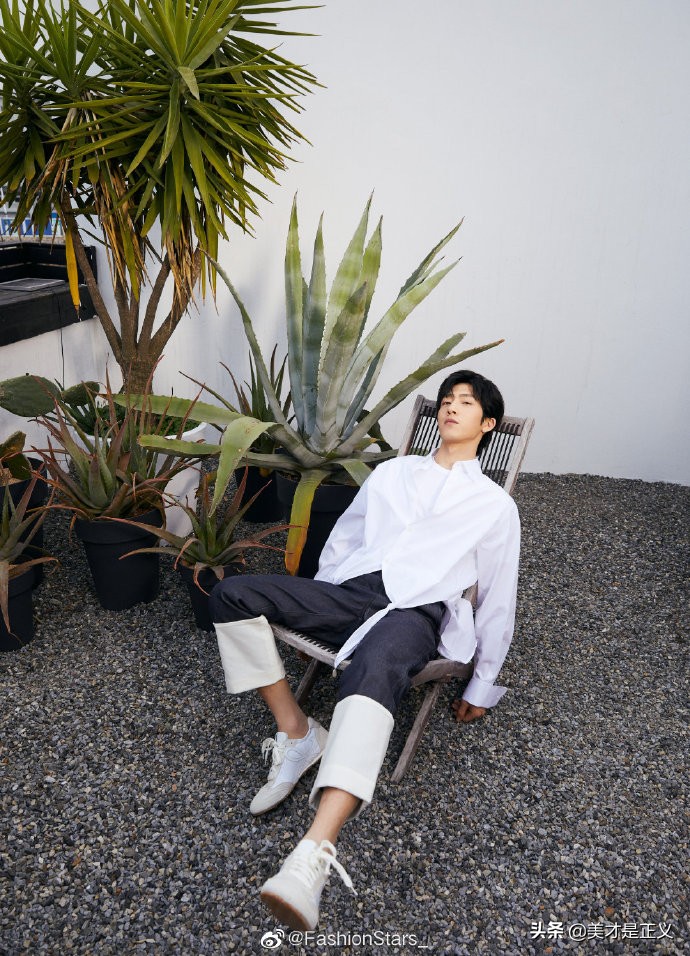 井柏然黑色大衣穿搭,井柏然黑色毛衣