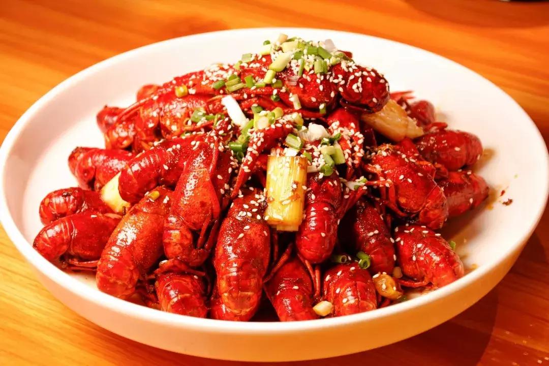 千人涌入二桥头狂欢！苦等365天，随州这个撸虾圣地一夜爆店！