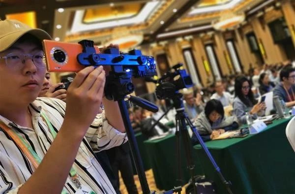 走进进博会|5G：1秒就能*载下**一部高清电影，卡一下都很难