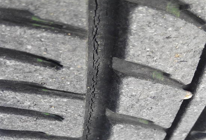 轮胎开裂质量问题图片,轮胎开裂了可以补吗