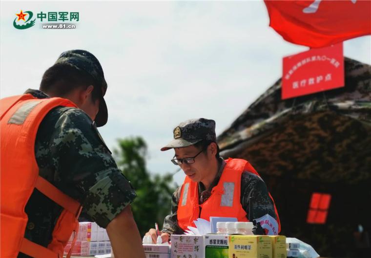 药剂师王伟迪:我愿做大堤上的一束烛光