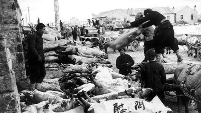 援朝期间黑商贩无孔不入:假药、劣质军鞋、腌菜掺沙子、肉汤罐头