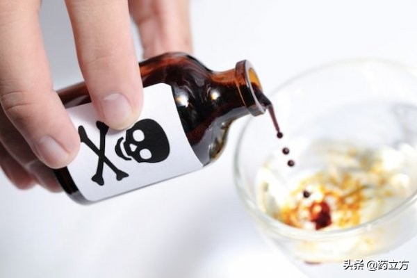 男子无意间发现自己的妻子往药里放*霜砒**,谁知是这是为了给他治病