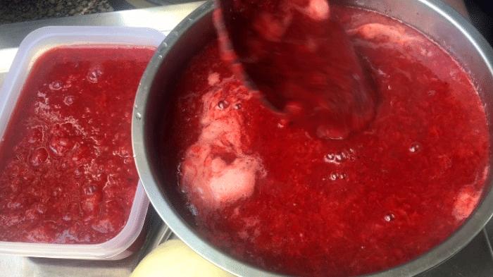 想吃草莓酱可以自己做,自己在家吃草莓酱