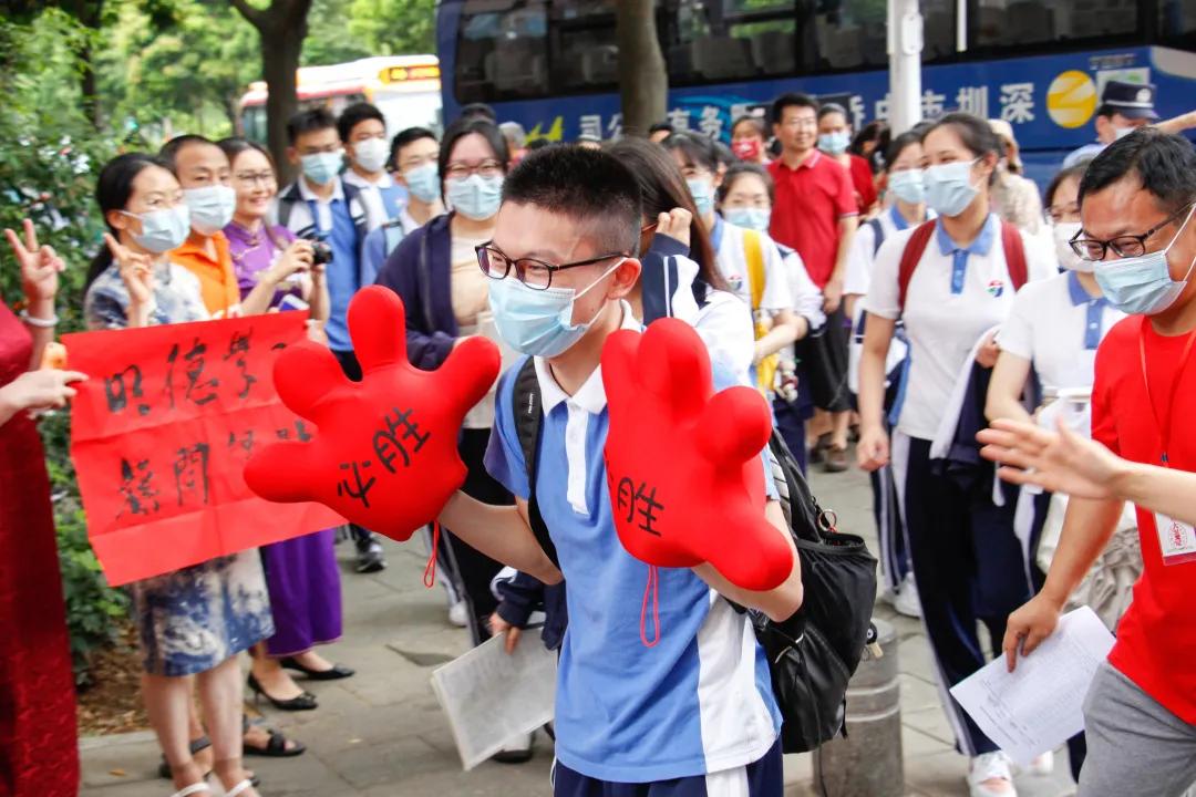 萌娃、萌宠纷纷抢镜！今年高考作文，深圳学生躺赢？