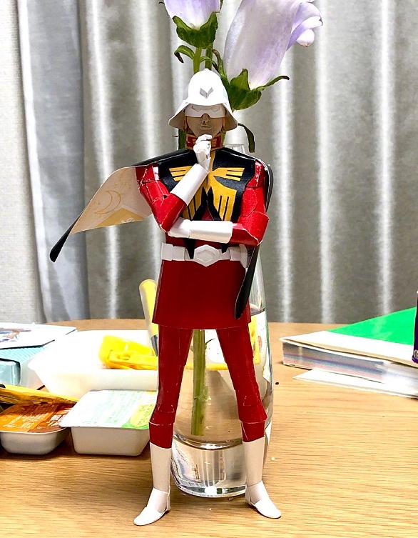 因老婆不给买手办，这位大佬只好用汉堡包装自己做了一个