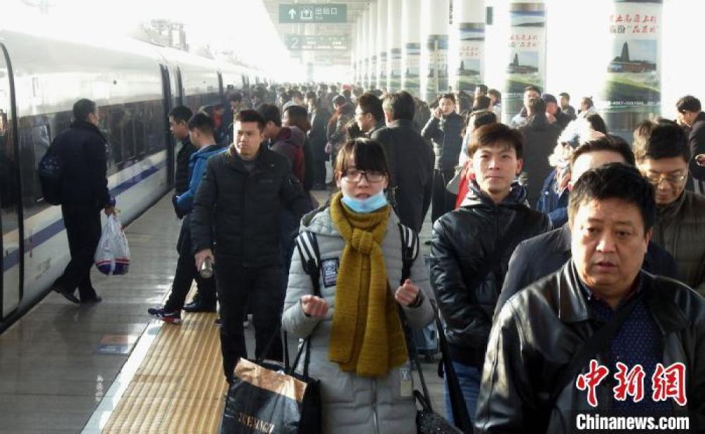 春运抢票大战迎来高峰期除夕火车票明起开售