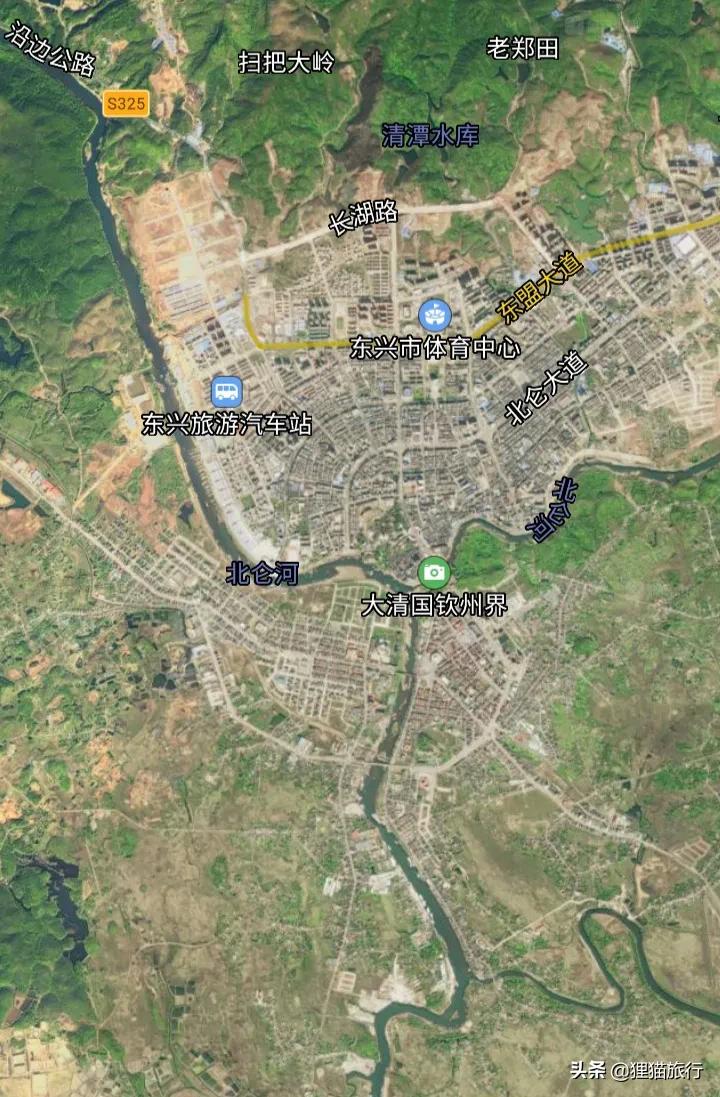 广西东兴与越南一河之隔,东兴与越南边境交界海边