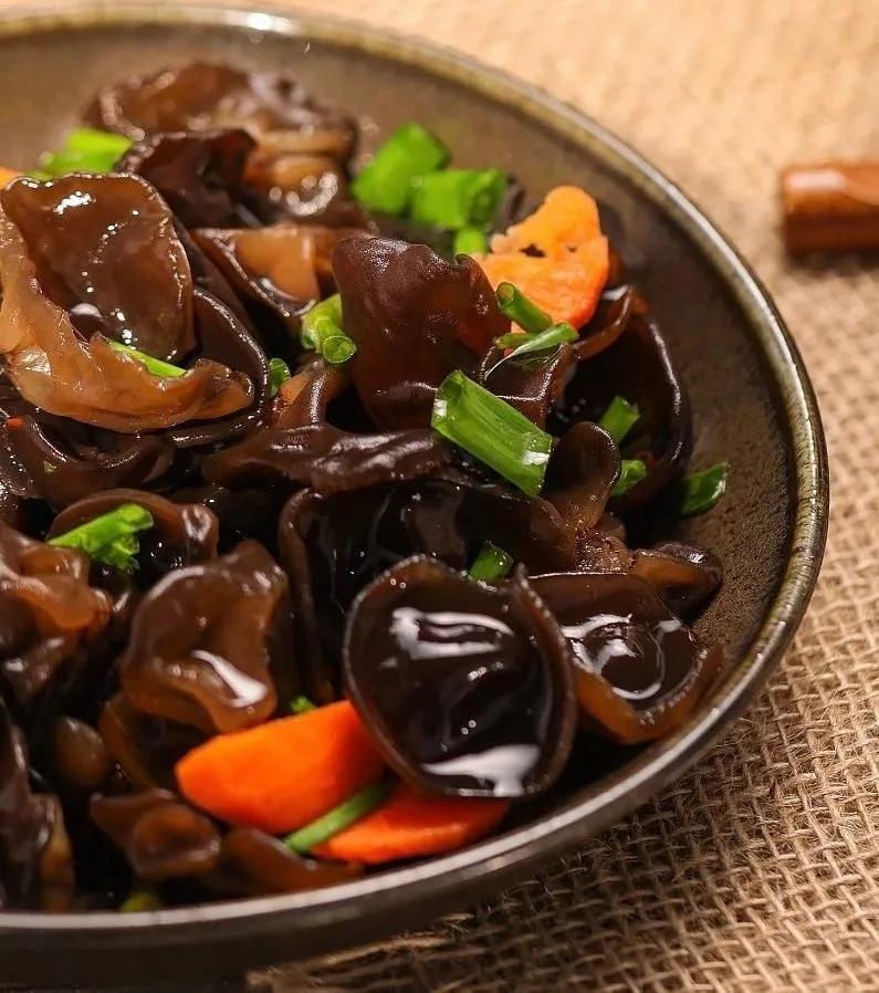 木耳价格相差很多咋回事,市场卖的木耳为什么那么好吃