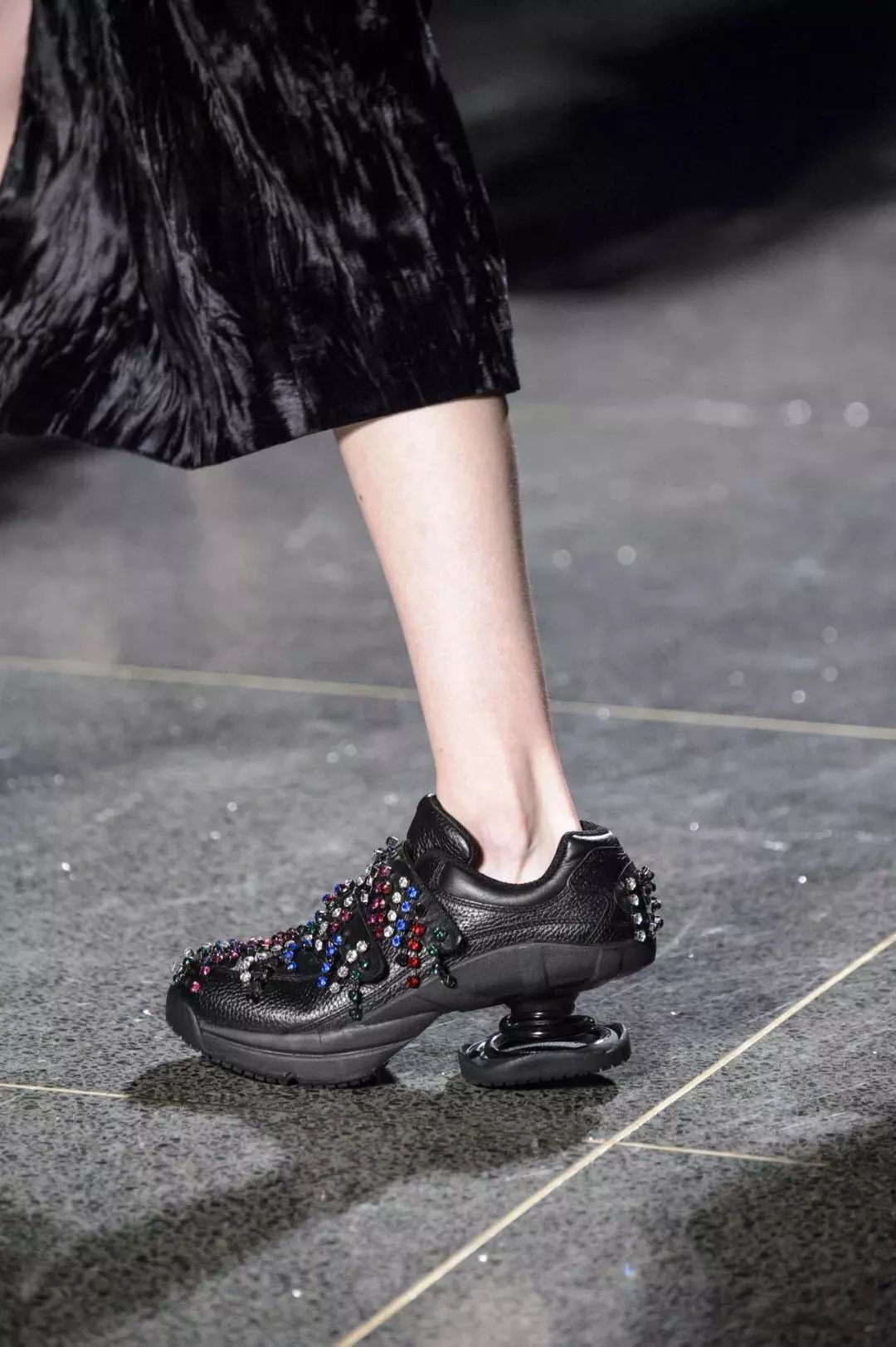 在皮鞋和球鞋之间摇摆的我们，终于找到了最佳选择