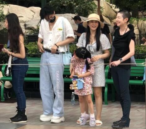 哈利开通第一个微博,发文称自己是完美的,获妈妈伊能静留言大赞