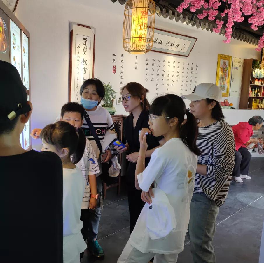 甬妈妈入驻南湖爱心捐赠仪式暨《甬帮融合热菜》新书发布成功举办