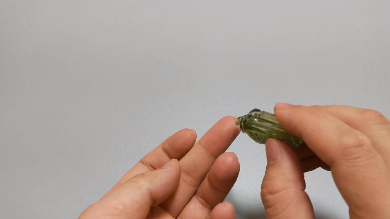 手指里扎了小刺看不见怎么弄出来,手指进了一根小刺拔出来后鼓起来