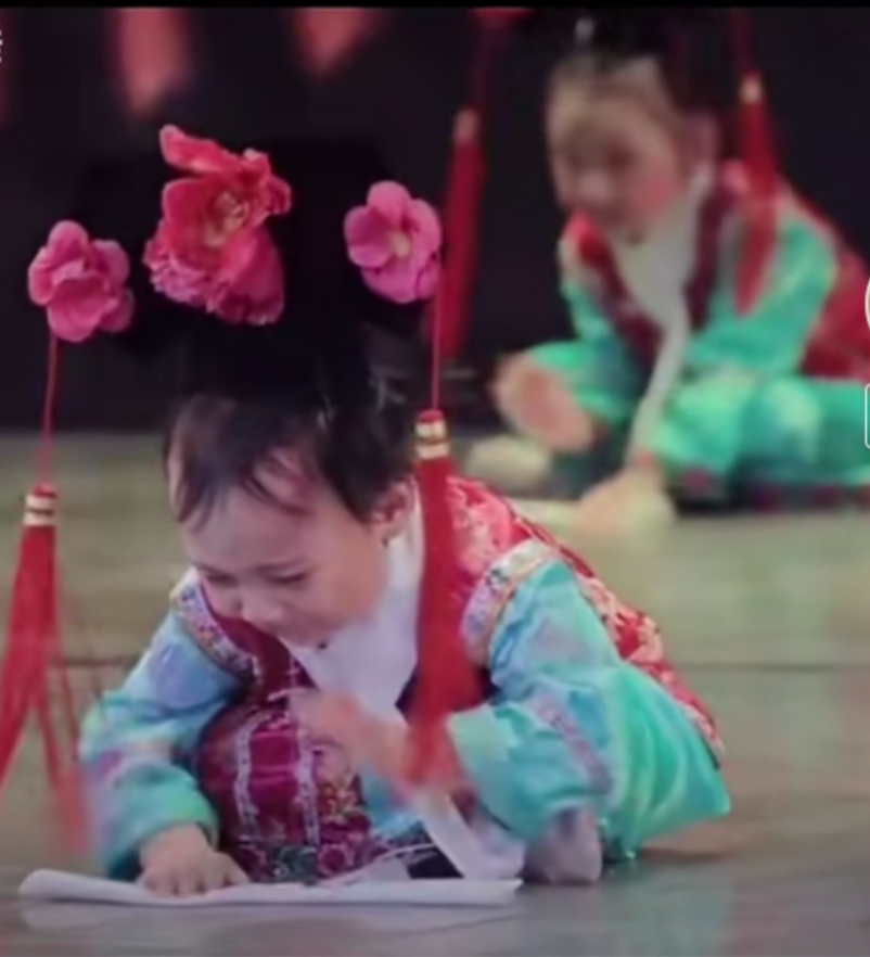 小萌娃哭得梨花带雨六一节视频,六一儿童节萌娃呆萌表情逗笑众人