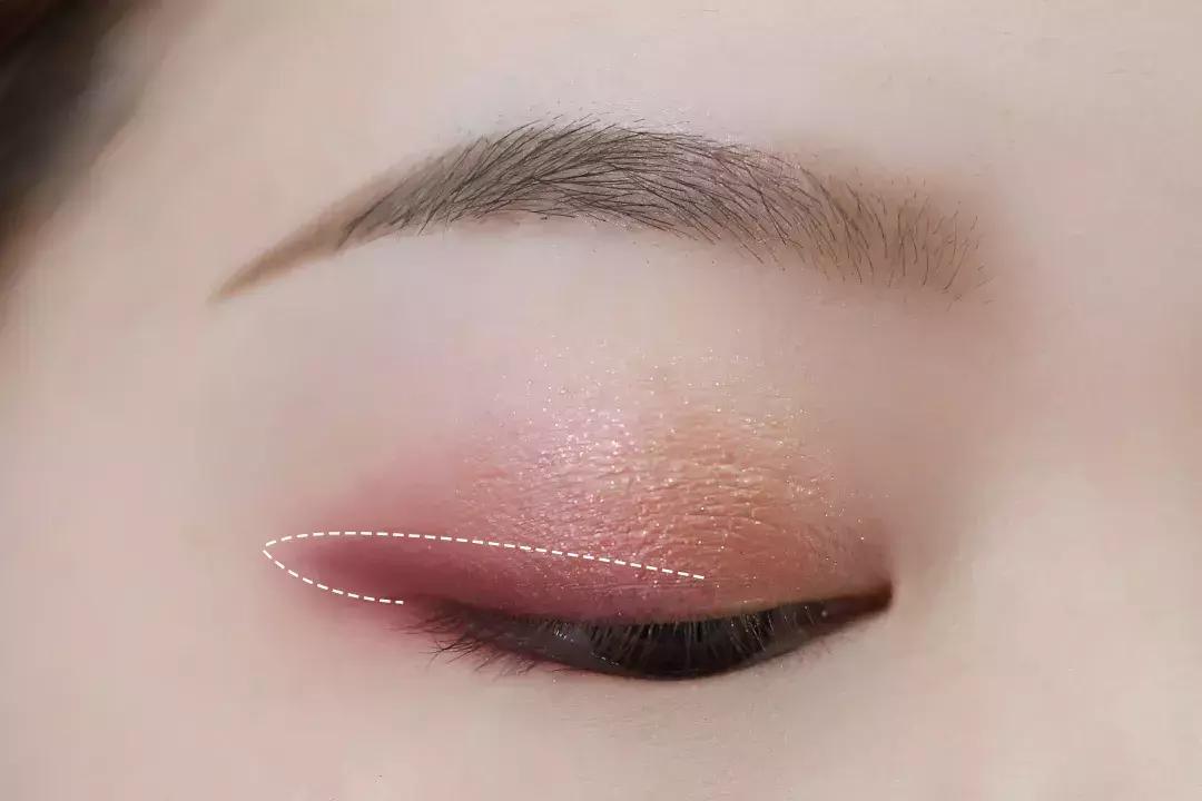 眼影怎么画新手简单又好看不显脏,日常眼影怎么画新手简单又好看