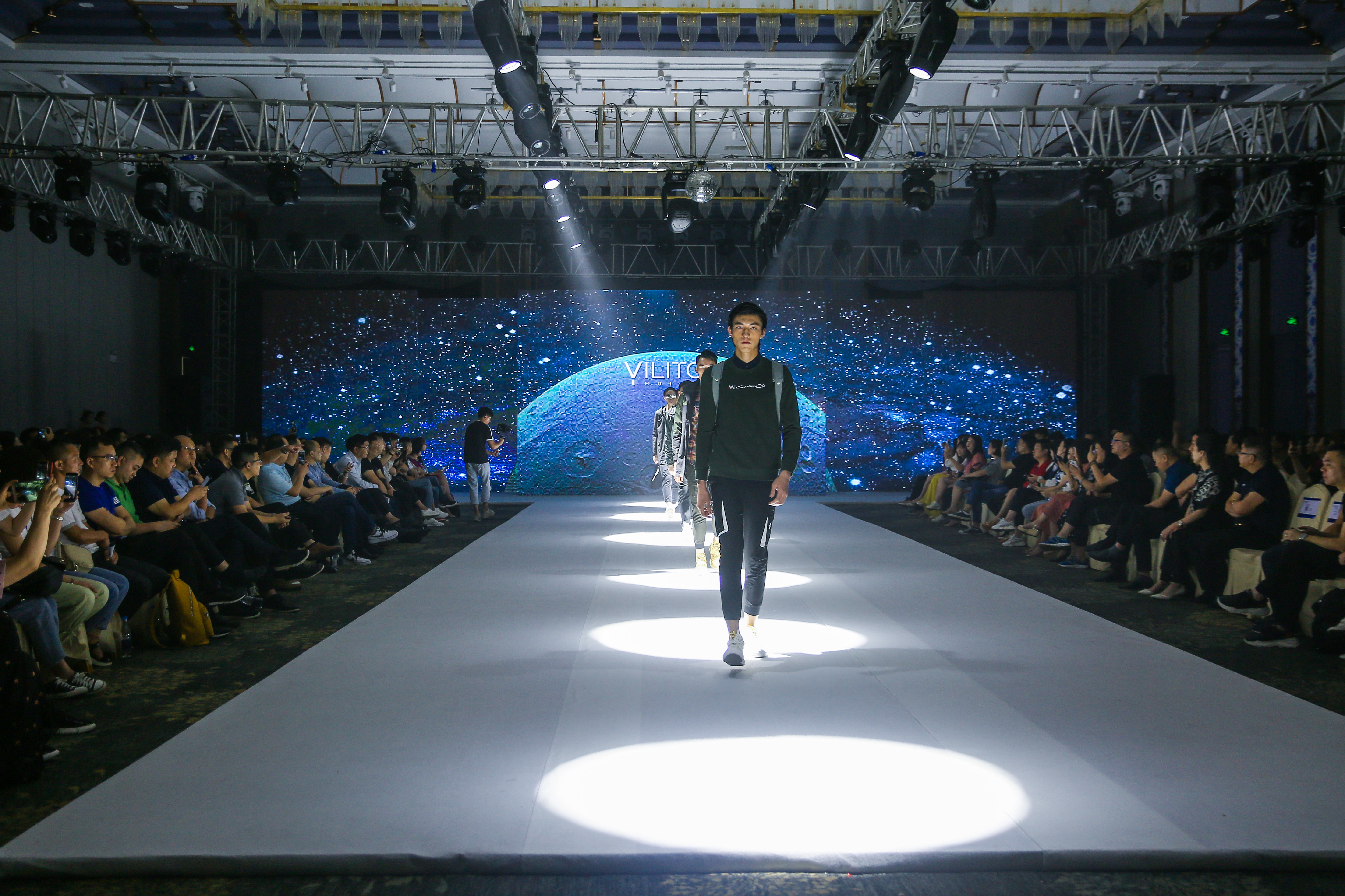 “蔚”来之创,见徽之尚|依立腾男装2019秋冬新品发布会圆满收官