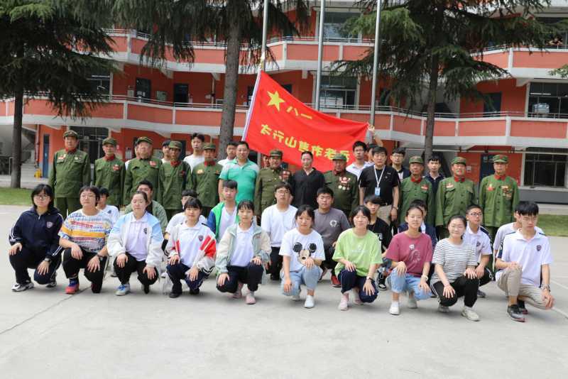 太行老兵家国情怀视频,千名学子缅怀先烈传承红色基因