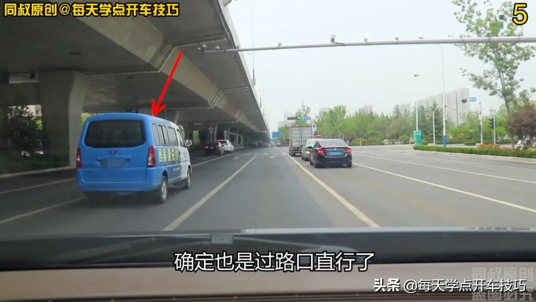 路口绿灯闪烁如何判断该停该过,路口绿灯过线中途变黄灯了停哪里