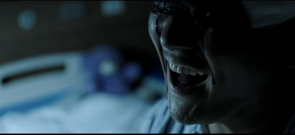 男医生拿针管吓唬小朋友,男医生用手抓刀