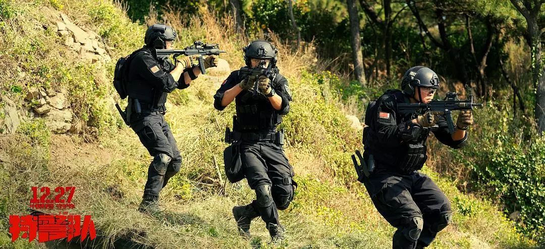 特警秀肌肉训练教学,特警上台表演自己的肌肉