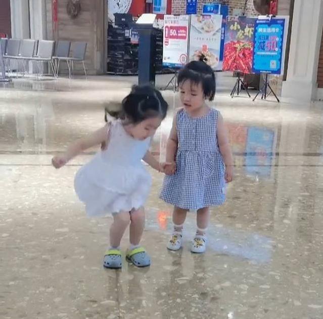 姐妹一起逛商场一起玩,姐妹一起逛商场