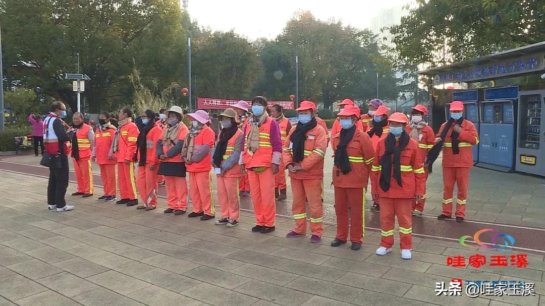 环卫工人送什么围巾,志愿者亲手织围巾送环卫工人